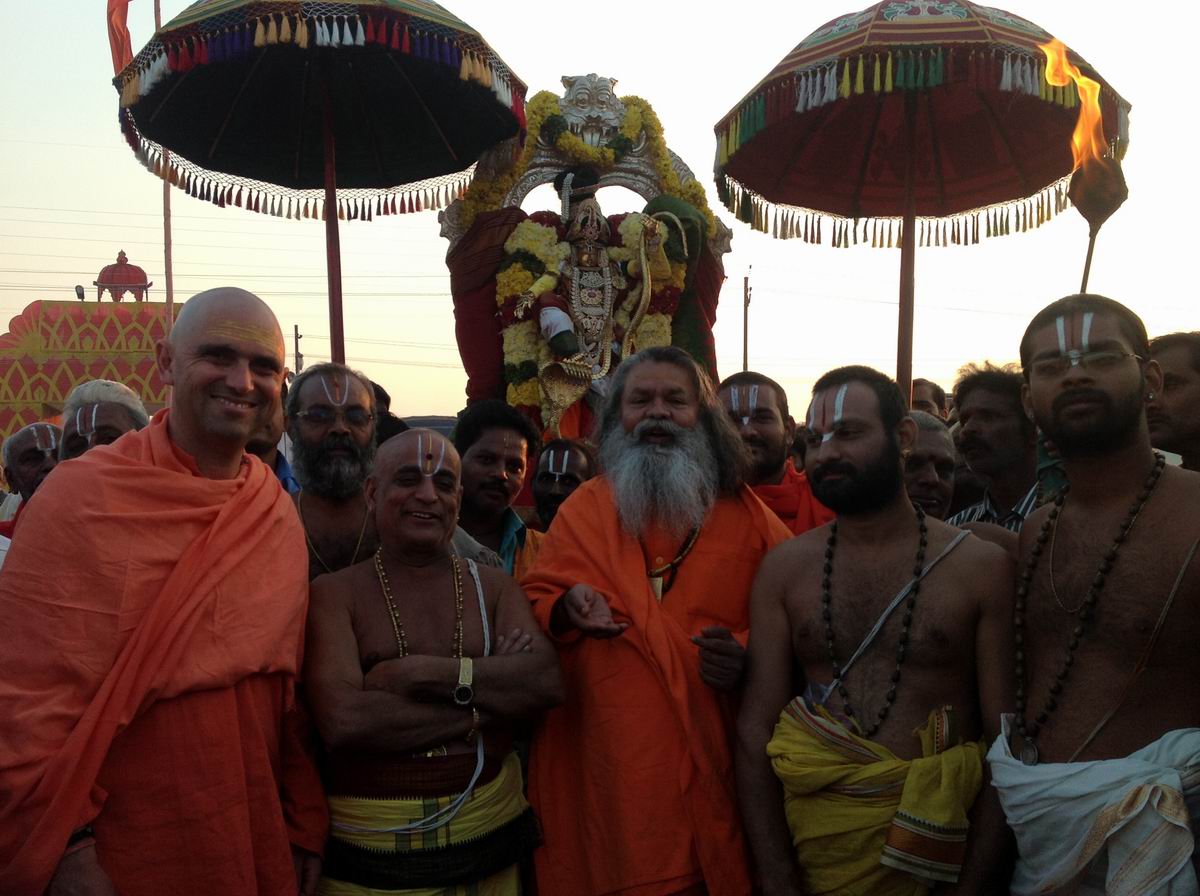 8 Priests from Venkteshwar Temple, India's largest and most wealthy visit H.H Swamiji in our camp