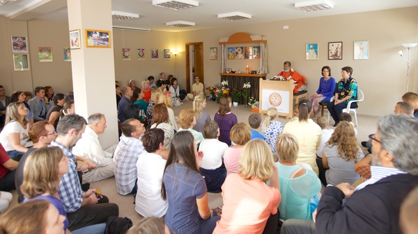 H.H. Mahamandaleshwar Paramhans Swami Maheshwaranandaji inaugurates the Győr Ashram