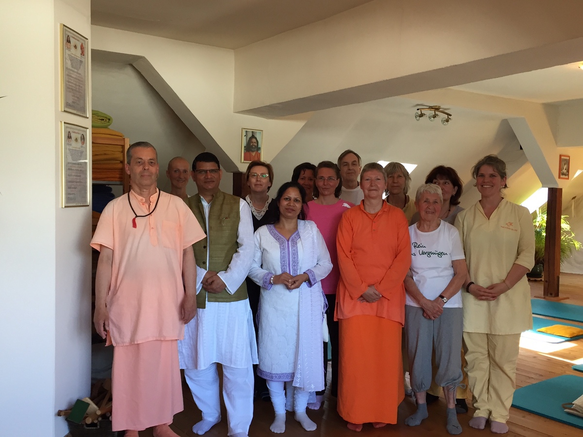 Indian Consul General to Germany visits Hamburg Ashram