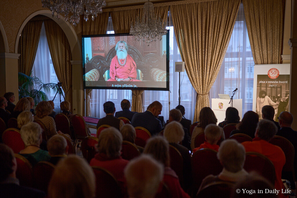 Czechs celebrate 50 years with Vishwaguruji and Yoga in Daily Life