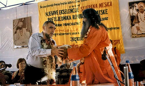 Swamiji offers a present to Croatian President Mesic