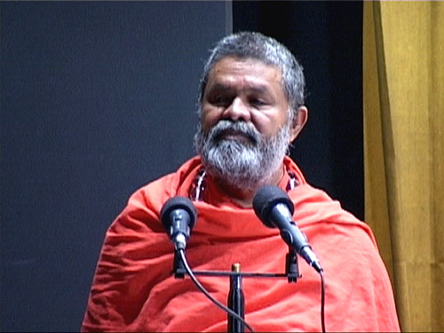 Mahamandaleshwar Paramhans Swami Maheshwarananda speaks at the opening ceremony