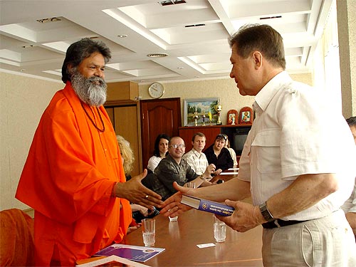 Meeting with the mayor of Cherkassy Mr. Anatoliy Voloshin (later the mayor became Swamiji\'s disciple)