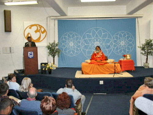 Consul General Of India introduces Swamiji