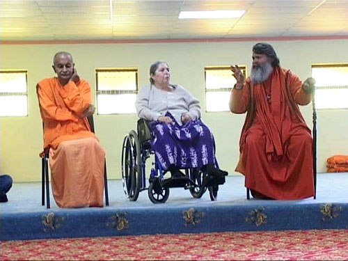 Swamiji with Fatima Meer and Swami Sahajanandji