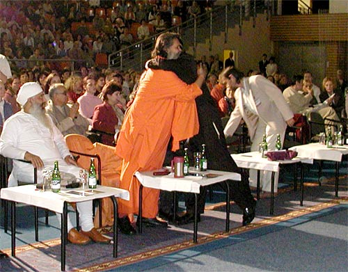 A warm hug of one-heartedness - His Holiness Mahamandaleshwar Paramhans Swami Maheshwaranandaji and Rabbi Duschinsky