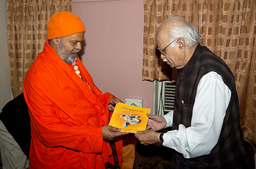 Meeting Ex Prime Minister of India (photo: Swami Chidanand)