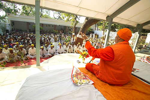 Satsang for jail prisoners in Ahmedabad/Gujarat (where Mahatma Gandhiji was also imprisoned) (photo: Swami Chidanand)