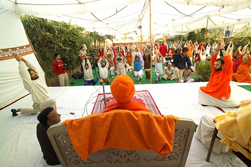 Swamiji teaches asanas at a satsang in Udaipur (photo: Swami Chidanand)