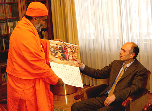 His Holiness Mahamandaleshwar Paramhans Swami Maheshwarananda and President of the Republic of Slovenia, Dr. Janez Drnovsek