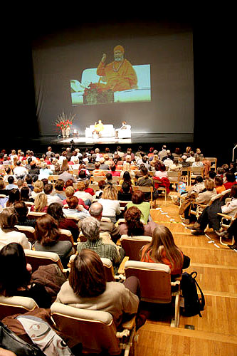 The renowned Gallus Hall in Ljubljana, seating about 1400 visitors, was filled up to the last place