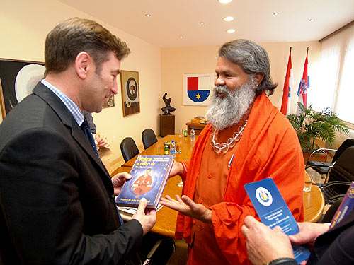 His Holiness Swamiji with the Governor of Medjimurje Cunty, Mr. Josip Posavec