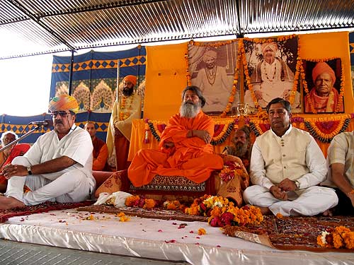 His Holiness Swamiji with the King of Jodphur, Maharaj Shri Gaj Singhji and the Rajasthan Minister of Education, Shri Ghyan Shyam Tewari during Satsang