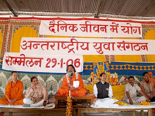 Organiser of the Conference, His Holiness Vishwaguru Mahamandaleshwar Paramhans Swami Maheshwarananda, with guests and speakers