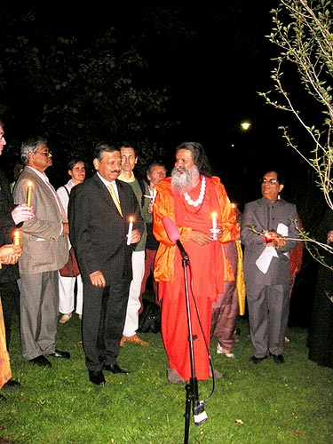 His Holiness Mahamandaleshwar Paramhans Swami Maheshwarananda and the Ambassador of India to Austria, Dr. Sheel Kant Sharma