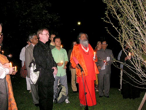 His Holiness Mahamandaleshwar Paramhans Swami Maheshwarananda and Father Elmar, Parish Priest of Kaisermühlen