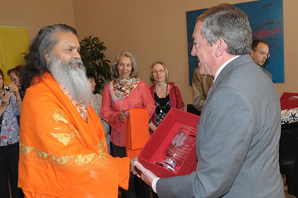 His Holiness Swamiji honoured by the Governor of the Federal Province Salzburg, and the Mayor of the City of Salzburg, Austria